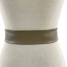 Load image into Gallery viewer, Vintage 80s Beige Leather Cinch Belt Size Small
