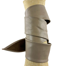 Load image into Gallery viewer, Vintage 80s Beige Leather Cinch Belt Size Small
