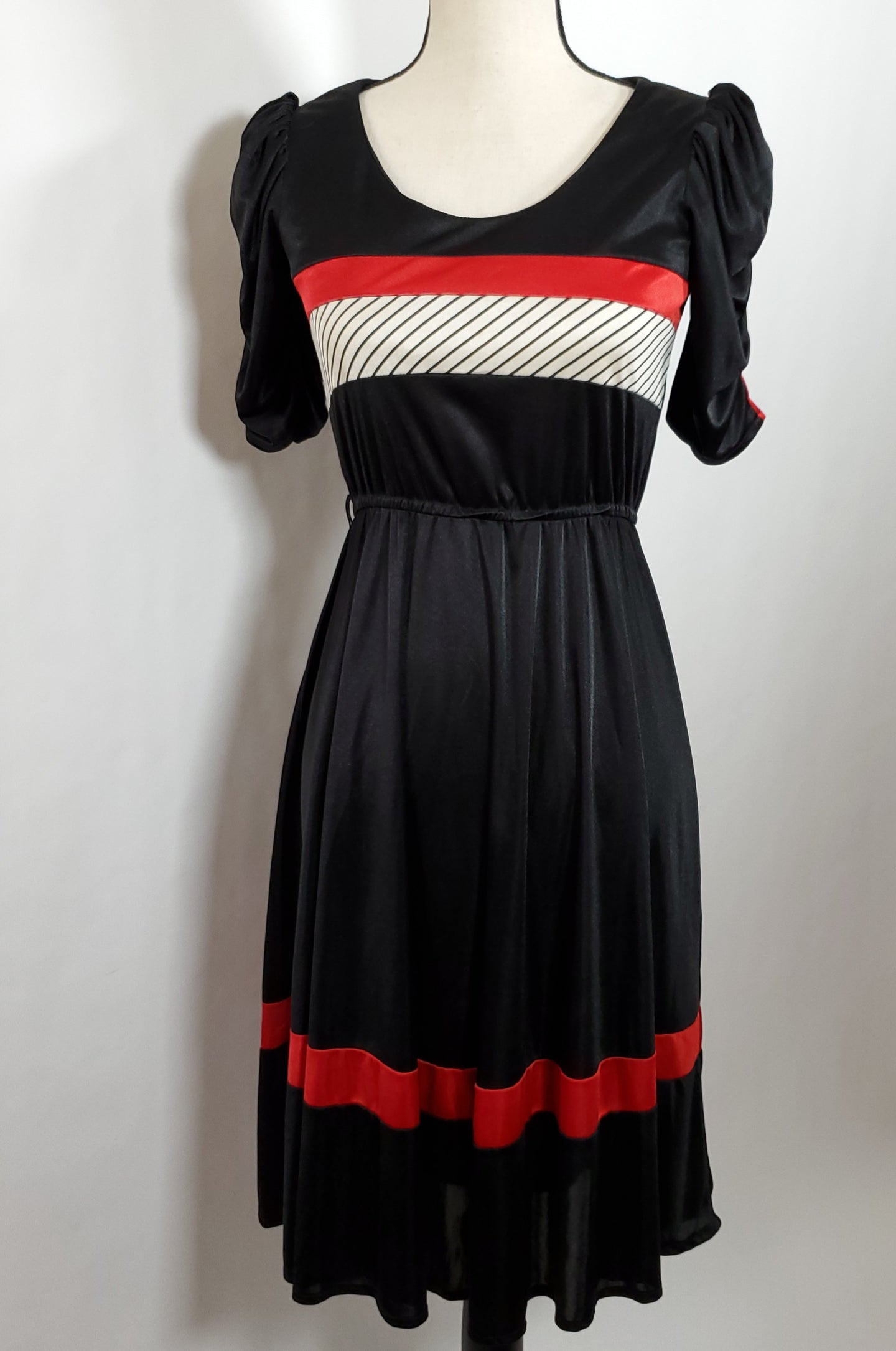 Vintage 70's Dress Black Pleated Short Sleeve Size Small