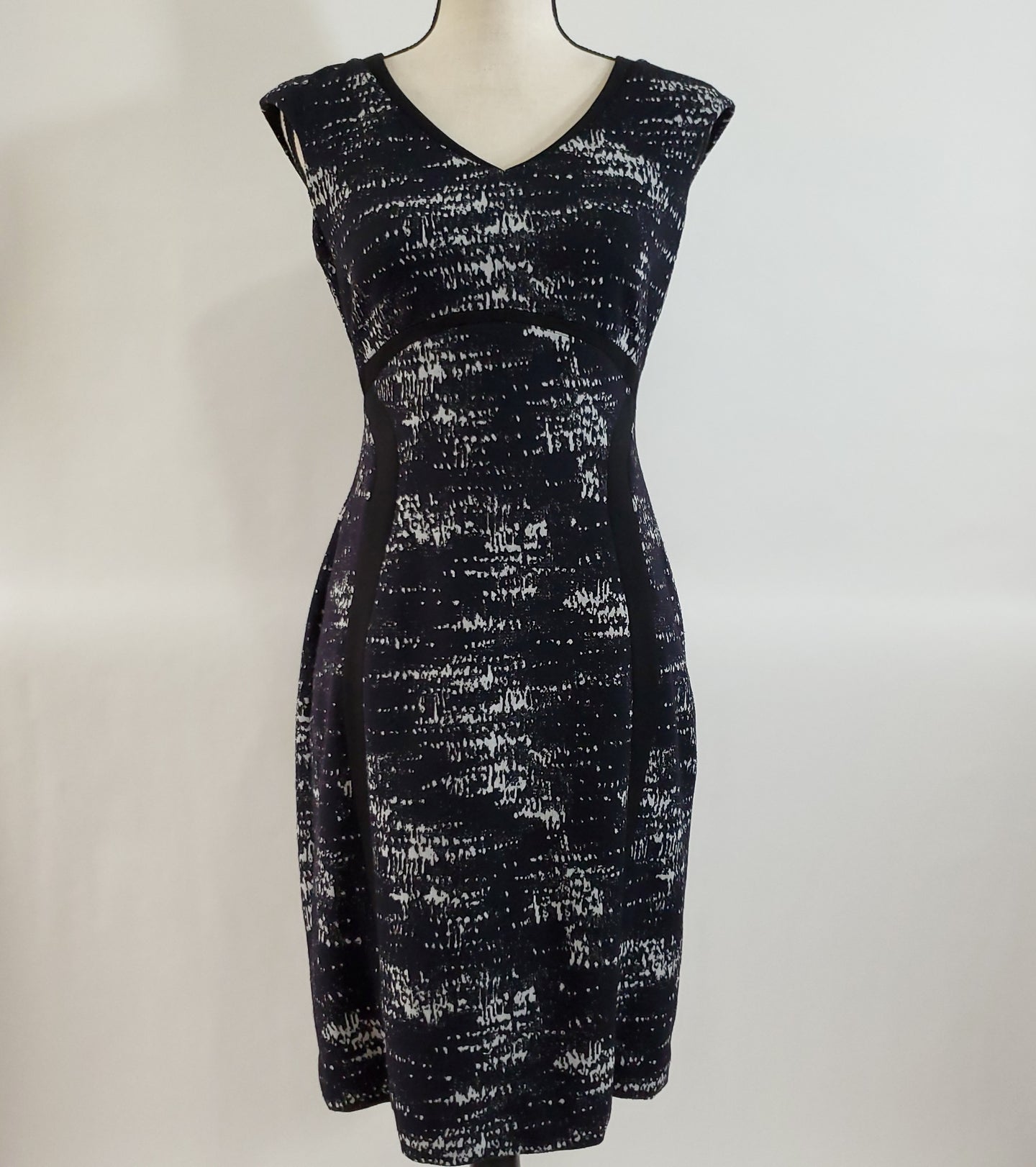 Kay Unger V-Neck Sheath Dress Black  Size 4